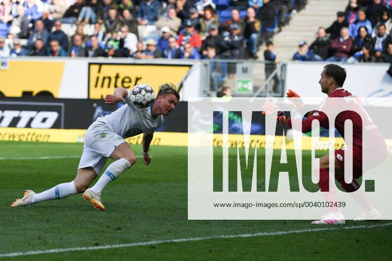 Fussball, 1. Bundesliga, TSG 1899 Hoffenheim - VfL Wolfsburg,, v.l. Felix Klaus (VfL Wolfsburg) gegen Oliver Baumann (TSG 1899 Hoffenheim) DFL regulations prohibit any use of photographs as image sequences and or quasi-video. 1. Fussball Bundesliga, TSG 1899 Hoffenheim - VfL Wolfsburg Sinsheim