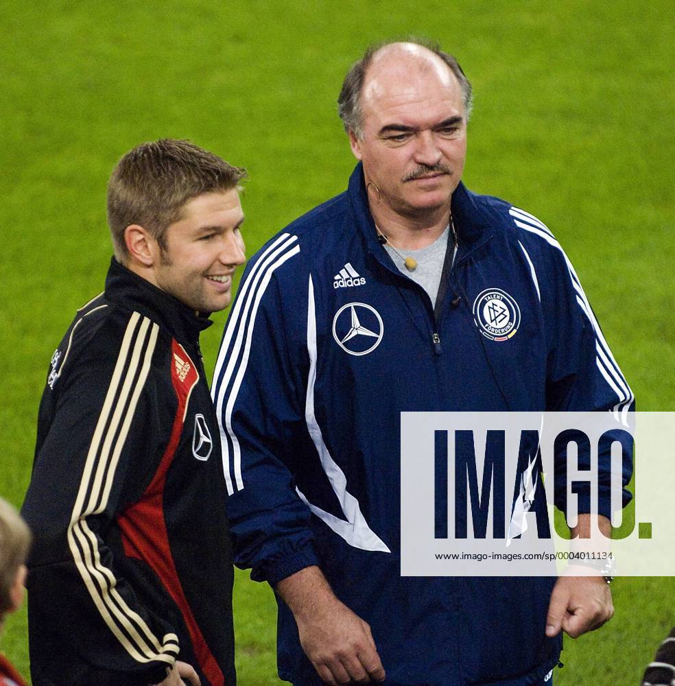 Thomas Hitzlsperger (li.) und U17 Bundestrainer Jörg Daniel (beide Deutschland) Fußball Herren Nationalteam 2008, Training Gruppe Düsseldorf