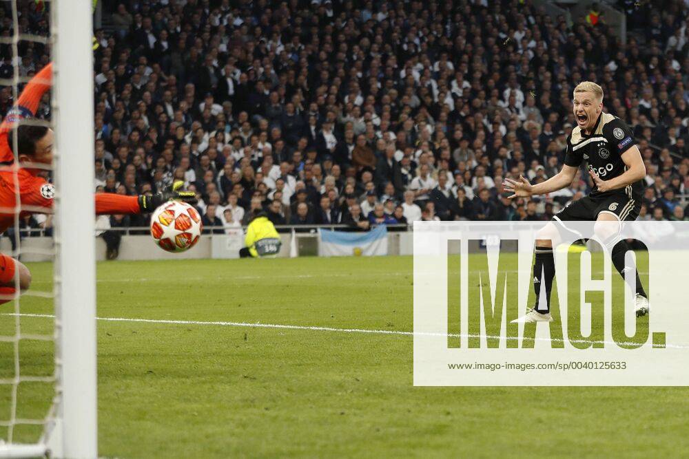 KW18 LONDON Football, 30-04-2019, season 2018 2019 , Tottenham Stadium . Semi final Champions League first leg. Ajax player Donny van de Beek (r) scoring the 0-1 during the game Tottenham Hotspur - Ajax Tottenham Hotspur - Ajax x3292044x