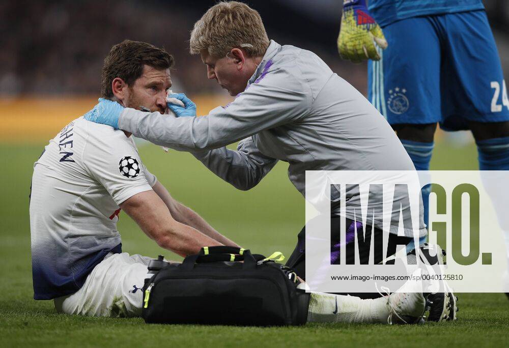 KW18 Jan Vertonghen of Tottenham receives treatment during the UEFA Champions League match at the Tottenham Hotspur Stadium, London. Picture date: 30th April 2019. Picture credit should read: David Klein Sportimage . SPI-0063-0060