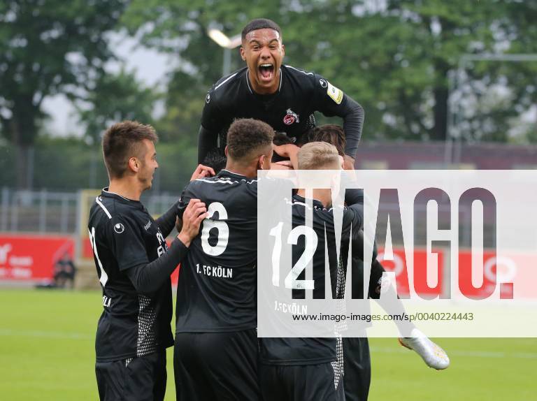 Regionalliga West, Saison 2018 2019, 32. Spieltag, 06.05.2019, Fortuna Düsseldorf II -- 1. FC Köln II -- Jubelnde Kölner nach dem 1:0 durch Sven Sonnenberg ( verdeckt),vl; Adrian Szöke, Nikolas Nartey, Chris Führig und Ismael Jakobs ( oben )