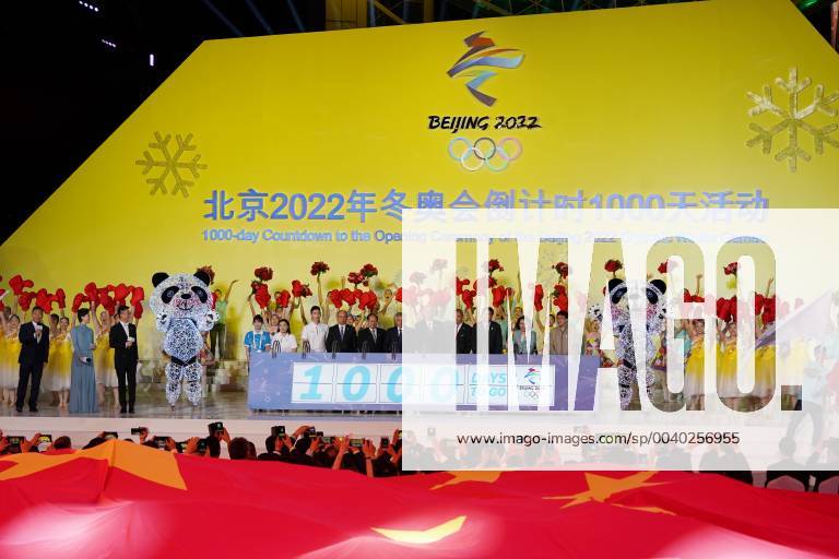 (190510) -- BEIJING, May 10, 2019 (Xinhua) -- Guests light the countdown board during the 1000-day countdown celebrations of the Beijing 2022 Olympic Winter games Winterspiele Spiele Summer games held in Beijing Olympic Park, Beijing, capital of China, May 10, 2019, (Xinhua Ju Huanzong) (SP)CHINA-BEIJING-OLYMPIC WINTER GAMES-1000 DAYS COUNTDOWN