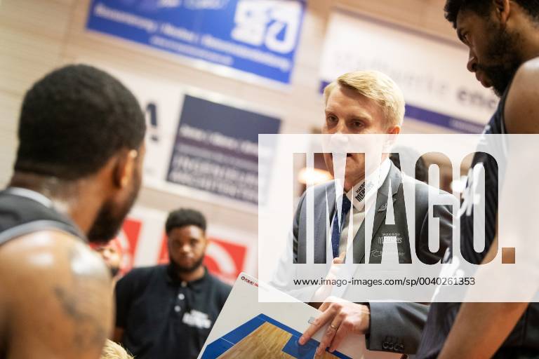 Easycredit Basketball Bundesliga 33. Spieltag am 10.5.2019 zwischen Science City Jena und den HAKRO Merlins Crailsheim 2.v.re. Trainer Tuomas Iisalo (Crailsheim) mit der Mannschaft Sparkassen Arena Jena