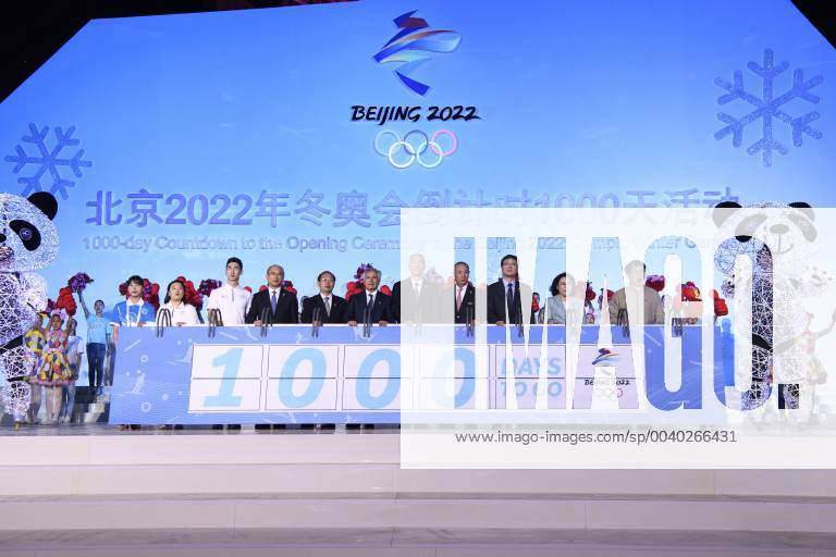 (190511) -- BEIJING, May 11, 2019 (Xinhua) -- Guests light the countdown board during the 1000-day countdown celebrations of the Beijing 2022 Olympic Winter games Winterspiele Spiele Summer games held in Beijing Olympic Park, Beijing, capital of China, May 10, 2019, (Xinhua Chen Yichen) XINHUA PHOTOS OF THE DAY