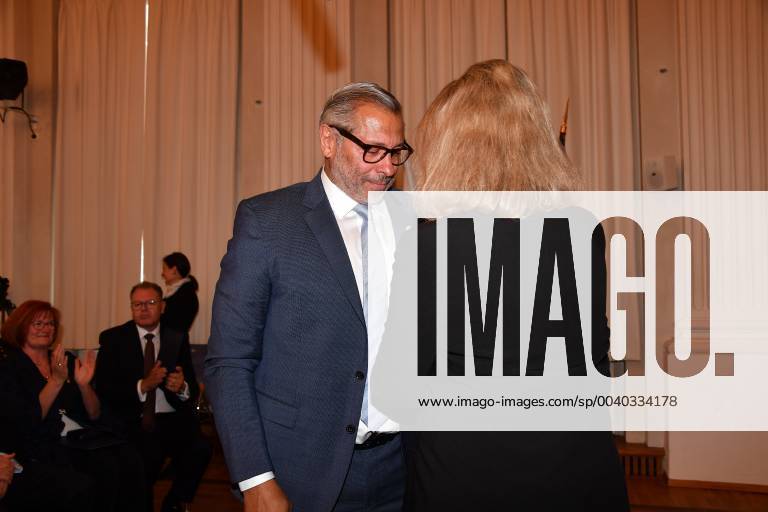 Kerstin Schreyer (Sozialministerin) und William Hartwig-Almer (Jimmy Hartwig) Verleihung der Sozialmedaille Bayerische Staatsmedaille für soziale Verdienste Max-Joseph-Saal Residenz München 13. Mai 2019