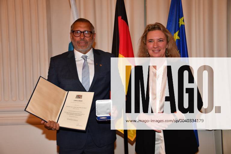 Kerstin Schreyer (Sozialministerin) und William Hartwig-Almer (Jimmy Hartwig) Verleihung der Sozialmedaille Bayerische Staatsmedaille für soziale Verdienste Max-Joseph-Saal Residenz München 13. Mai 2019