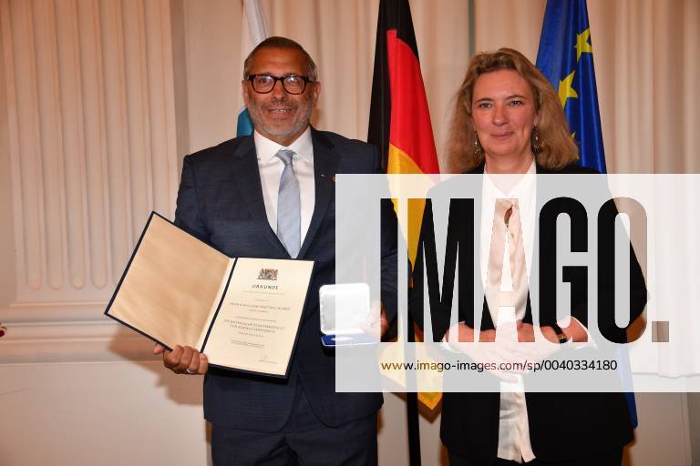 Kerstin Schreyer (Sozialministerin) und William Hartwig-Almer (Jimmy Hartwig) Verleihung der Sozialmedaille Bayerische Staatsmedaille für soziale Verdienste Max-Joseph-Saal Residenz München 13. Mai 2019