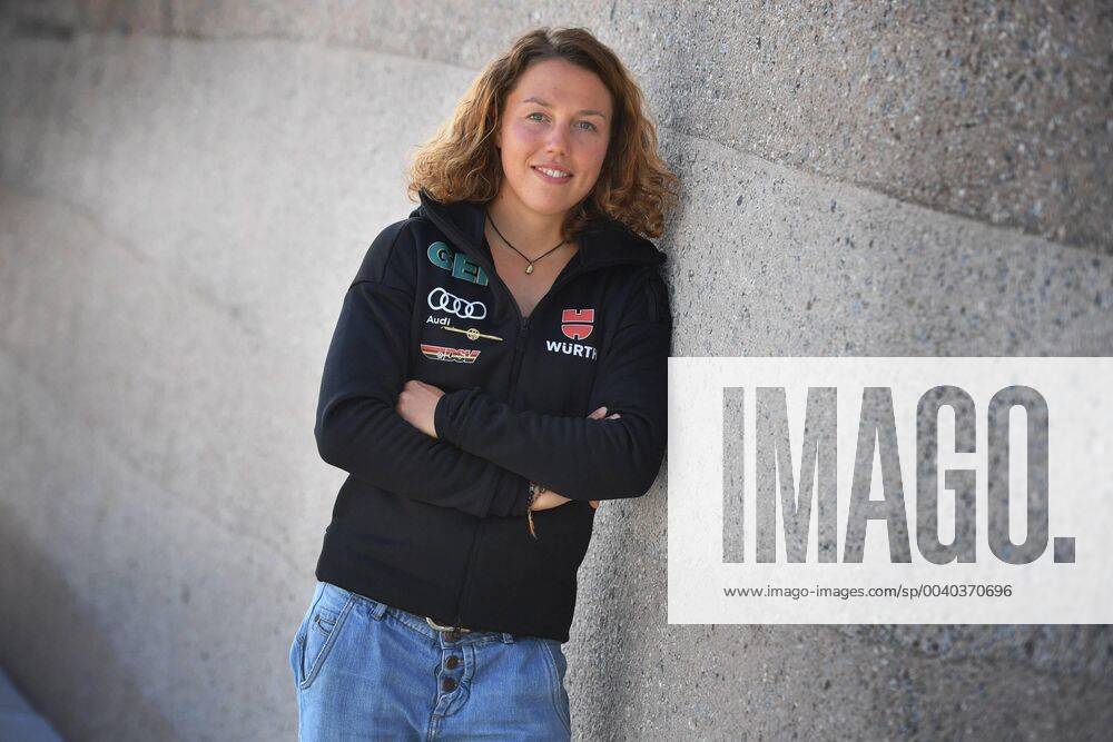 Laura DAHLMEIER beendet mit 25 ihre Karriere. Archivfoto: Vorschau Auftakt Biathlon Weltcup, Laura DAHLMEIER (Biathlon), privat,Fotoshooting, Einzelbild,angeschnittenes Einzelmotiv,Halbfigur,halbe Figur. DSV ,Deutscher Skiverband,Pressetermin anlaesslich der Einkleidung im Carmen Wuerth Forum in Kuenzelsau am 19.10.2017, Saison 2017 2018 . ÂÂ