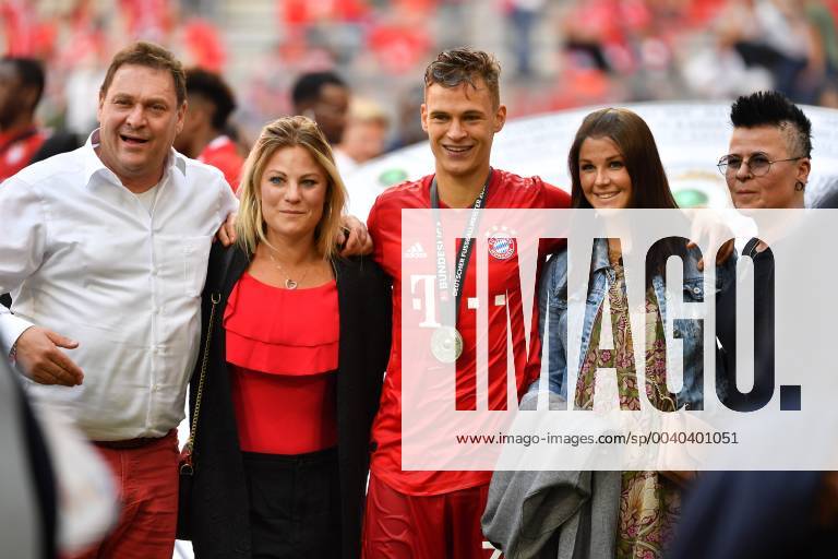 Joshua KIMMICH (Bayern Muenchen) mit Eltern- Vater Berthold und Mutter Anja und Freundin Lina. Fussball 1. Bundesliga, 34.Spieltag,Spieltag34, Deutscher Meister, FC Bayern Muenchen (M) - Eintracht Frankfurt (F) 5-1,,am 18.05.2019 in Muenchen A L L I A N Z A R E N A, DFL REGULATIONS PROHIBIT ANY USE OF PHOTOGRAPHS AS IMAGE SEQUENCES AND OR QUASI-VIDEO.