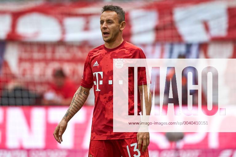 Muenchen, Deutschland, 18.05.2019, 1. Bundesliga 34. Spieltag, FC Bayern Muenchen - SG Eintracht Frankfurt, Rafinha (FCB) schaut ( Defodi-Muenchen, Deutschland, 18.05.2019, 1. Bundesliga 34. Spieltag, FC Bayern Muenchen - SG Eintracht Frankfurt, Rafinha (FCB) schaut ( Defodi-09-501-0025468 DeFodi501