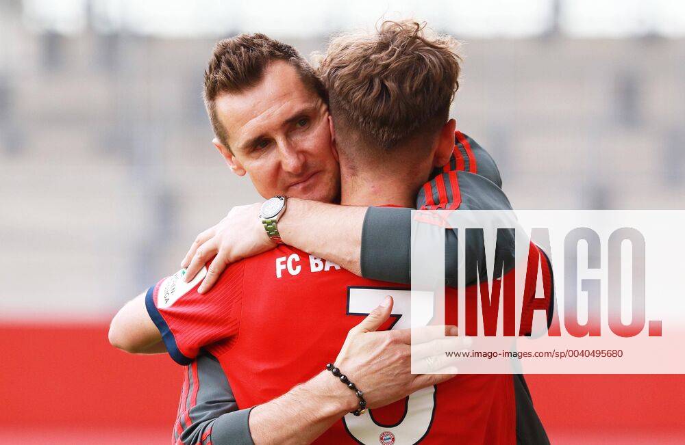 KW21 FC Bayern BJ ist Meister der BJ-Bundesliga Süd Südwest. Hier Jubeln Trainer Miro Klose und sein Spieler Leon Fust Fussball FC Bayern Campus B-Junioren Bundesliga 25.05.2019 FC Bayern (BJ) - FC Ingolstadt 04 (BJ)