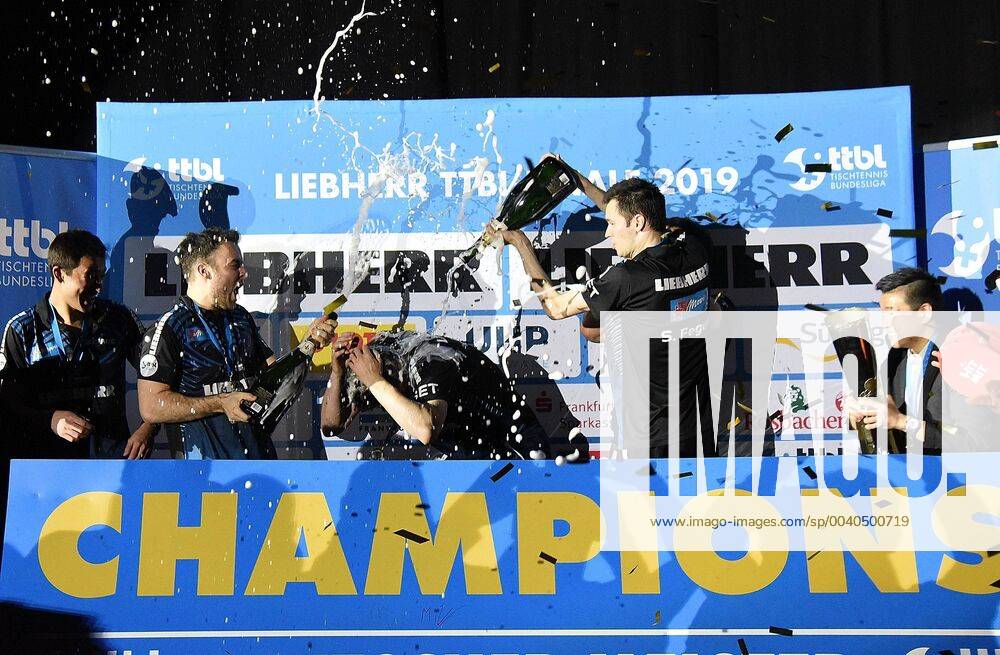 Tischtennis Bundesliga, TTF Liebherr Ochsenhausen - 1. FC Saarbrücken-TT, v.l. Mannschaft Ochsenhausen feiert den Titel mit Pokal Frankfurt