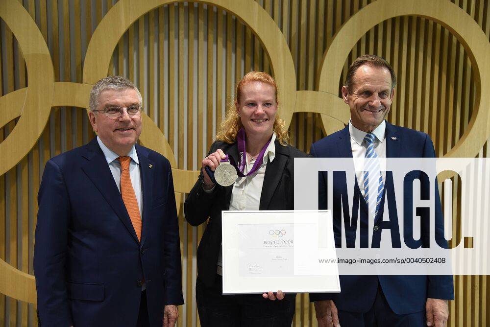 Frankfurt am Main Feierstunde im Haus des Sports beim DOSB in Frankfurt Betty Heidler bekommt Silbermedaille von London 2012 Bild zeigt: Thomas Bach,Präsident des Internationalen Olympischen Komitees (IOC) Ex-Hammerwerferin Betty Heidler DOSB-Präsident Alfons Hörmann