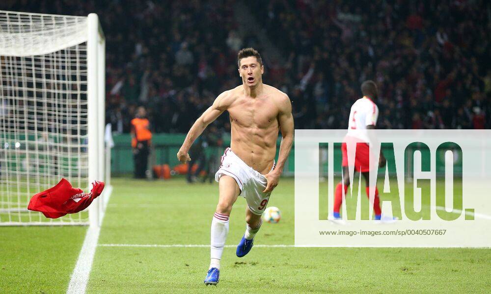 KW21 RB Leipzig - Bayern Muenchen Fussball DFB Pokal Finale Berlin, 25.05.2019, Olympiastadion, Fussball, DFB-Pokal, Finale. , RB Leipzig vs. FC Bayern München , Tor für Bayern. Im Bild: Robert Lewandowski (9,Bayern) bejubelt seinen Treffer zum 0:3. , DFB regulations prohibit any use of photographs as image sequences and or quasi-video. ,