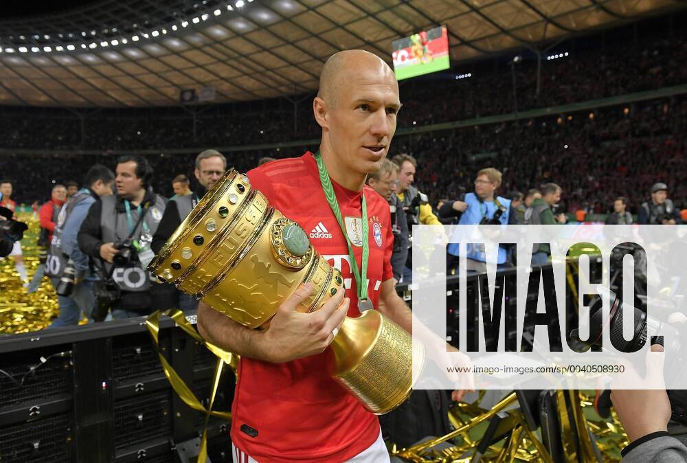 Fussball DFB-Pokalfinale 2019, RB Leipzig - FC Bayern München, im Olympiastadion Berlin, FC Bayern München feiert den Gewinn des DFB Pokal, Arjen Robben (Bayern München) mit Pokal