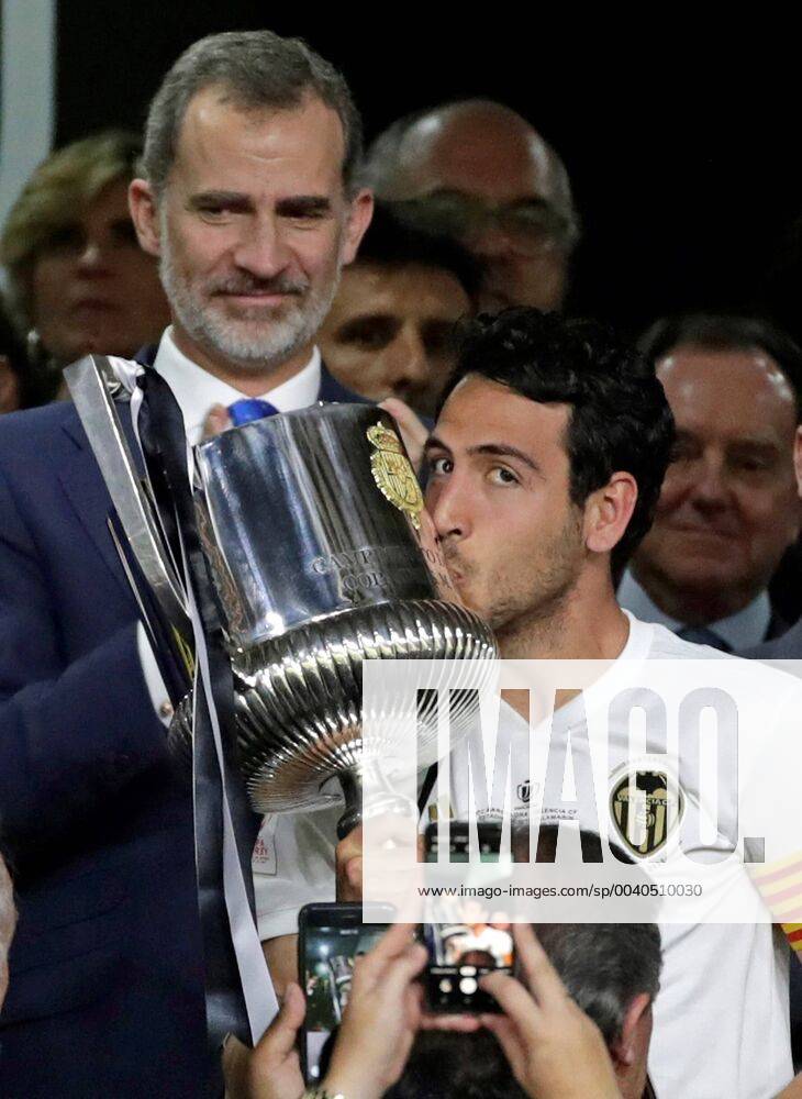 KW21 Valencia CF s captain Daniel Parejo (C) kisses the champion trophy next to Spain s King Felipe VI (L) after the King s Cup final match between Valencia CF and FC Barcelona, Barca played at Benito Villamarin stadium, in Seville, southern Spain, 25 May 2019. FC Barcelona vs Valencia CF !ACHTUNG: NUR REDAKTIONELLE NUTZUNG!