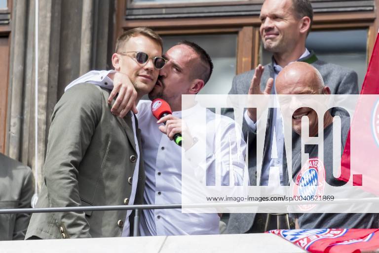 GER, 1.FBL, FC Bayern Muenchen Meisterfeier auf dem Marienplatz 26.05.2019, Marienplatz , Muenchen, GER, 1.FBL, FC Bayern Muenchen Meisterfeier auf dem Marienplatz, DFL regulations prohibit any use of photographs as image sequences and or quasi-video, im Bild Manuel Neuer (FCB 1) wird von Franck Ribery (FCB 7) gekuesst mit Stefan Lehmann
