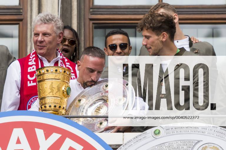 GER, 1.FBL, FC Bayern Muenchen Meisterfeier auf dem Marienplatz 26.05.2019, Marienplatz , Muenchen, GER, 1.FBL, FC Bayern Muenchen Meisterfeier auf dem Marienplatz, DFL regulations prohibit any use of photographs as image sequences and or quasi-video, im Bild Dieter Reiter Oberbuergermeister Muenchen mit Franck Ribery (FCB 7) Leon Goretzka (FCB 18)