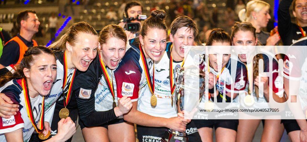 KW21 Thueringer HC - SG BBM Bietigheim Sieger des OLYMP FINAL4 DHB Pokal 2019 - hier Mannschaft mit Pokal beim Spiel des DHB-Pokal Olymp FINAL4 Thueringer HC - SG BBM Bietigheim. Stuttgart. 26.05.19 Handball DHB-Pokal , Stuttgart Baden Wuerttemberg Deutschland Porsche Arena