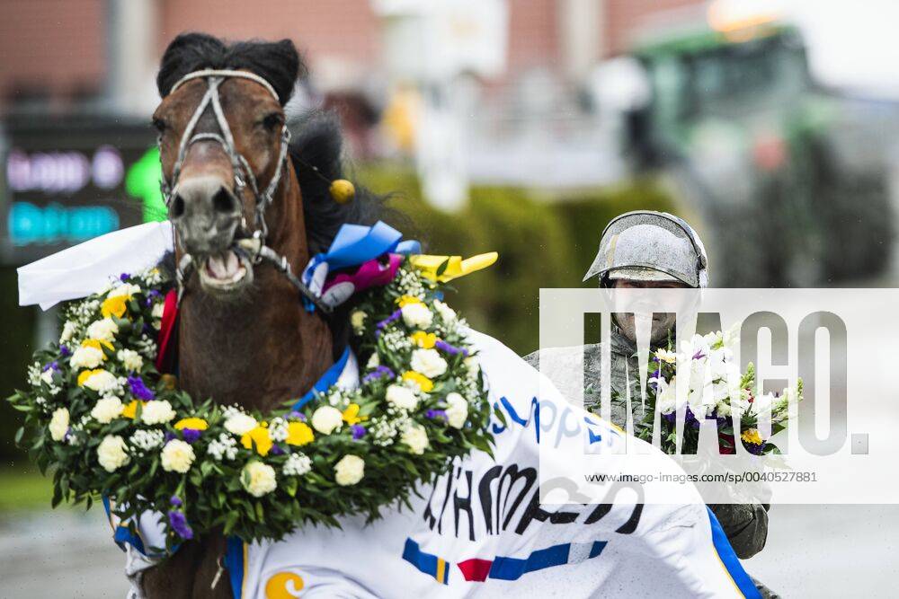 Björn Karlsson med hästen Tangen Haap jublar efter lopp 5 under Elitloppet den 26 maj 2019 i Stockholm.