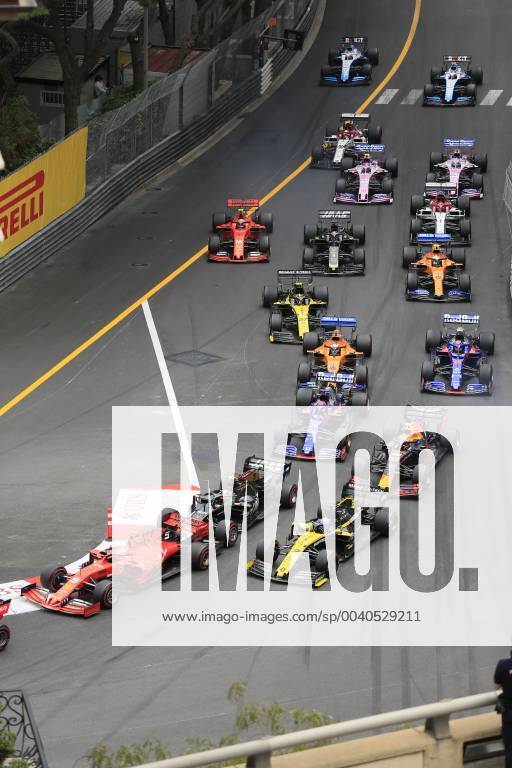 Fahrerfeld des Formel 1 Grand Prix im Fürstentum Monaco kurz nach dem Start am Ende der Start-Zielgerade und vor der Ste Devote Kurve, Cote d Azur, Mittelmeer