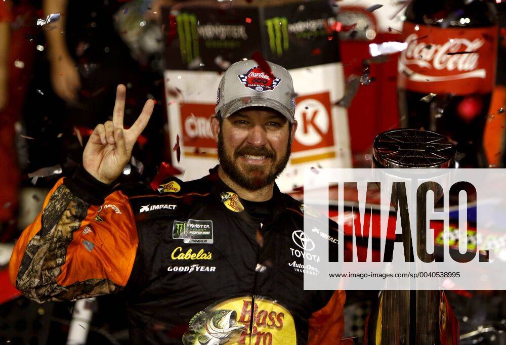 KW21 CONCORD, NC - MAY 26: Martin Truex, Jr., Joe Gibbs Racing, Toyota Camry Bass Pro Shops TRACKER ATVs & Boats USO (19) during the running of the 60th annual Coca-Cola 600 on May 26, 2019 at Charlotte Motor Speedway in Concord, North Carolina (Photo by Jeff Robinson Icon Sportswire) AUTO: MAY 26 Monster Energy NASCAR, Motorsport, USA Cup Series - Coca-Cola 600 Icon1905262887600