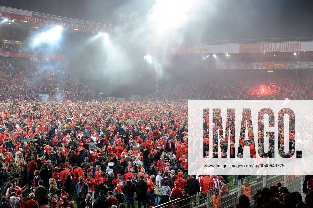 KW22 Platzsturm, die Ordner haben die Tore geöffnet, die Fans feiern gemeinsam den Aufstieg von Union Berlin in die Bundesliga, 27.05.2019, Berlin, Fussball, Relegation zur Bundesliga, 1. FC Union Berlin - VfB Stuttgart, DFB DFL REGULATIONS PROHIBIT ANY USE OF PHOTOGRAPHS AS IMAGE SEQUENCES AND OR QUASI-VIDEO.