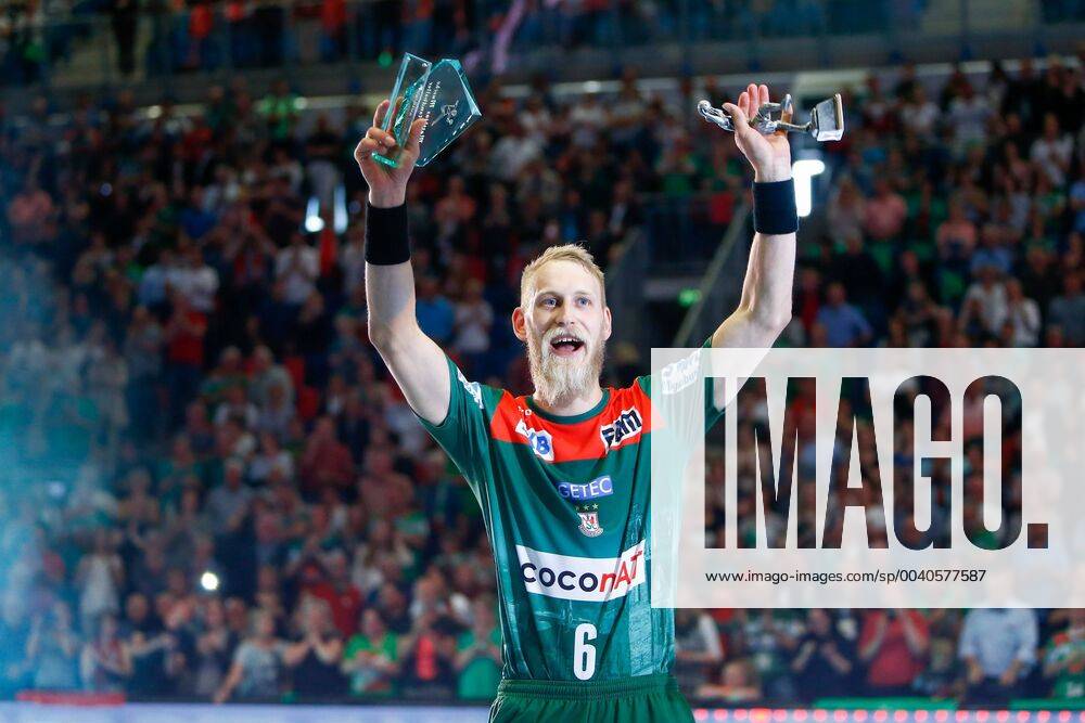 Handball DKB Bundesliga, SC Magdeburg - SG Bietigheim, v.l. Matthias Musche (Magdeburg, 6) wird als Torschuetzenkoenig geehrt GETEC Arena