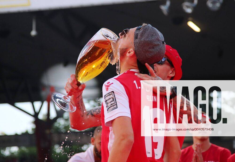 KW22 Florian Hübner, Sebastian Polter Aufstiegsfeier im Stadion Alte Försterei Fußball Fussball 1.Bundesliga Herren DFL Saison 2018 2019 29.05.2019 1.FC Union Berlin FCU Aufsteiger aufgestiegen DFL regulations prohibit any use of photographs as image sequences and or quasi-video.
