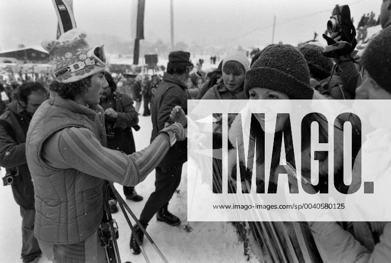 Ski Weltcup Kitzbühel 1975 1976: Ingemar STENMARK (Schweden) SKI ALPIN SAISON 75 76 Weltcup Kitzbühel Slalom Herren 24.01.1976 Ingemar STENMARK (Schweden) gibt Autogramme. Kitzbühel Oesterreich