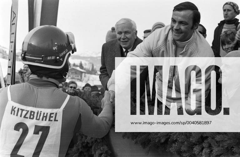 Ski Alpin Weltcup 1968 1969 Kitzbuehel Ski Alpin Weltcup 1968 1969 Kitzbuehel Abfahrt 18.01.1969 Toni Sailer (re, Oesterreich) begruesst Karl Cordin (li, Oesterreich) im Zielraum Kitzbuehel Oesterreich