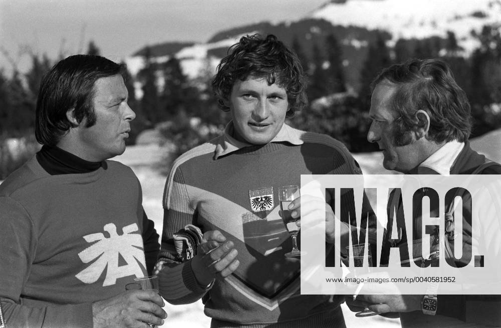 Ski Alpin Weltcup 1974 1975 Kitzbuehel: Sieger KLAMMER (Oesterreich) Ski Alpin Weltcup 1974 1975 Kitzbuehel Abfahrt 19.01.1975 Siegesfeier Toni SAILER, Sieger Franz KLAMMER und Trainer Charly KAHR (v.li., alle Oesterreich) Kitzbuehel Oesterreich