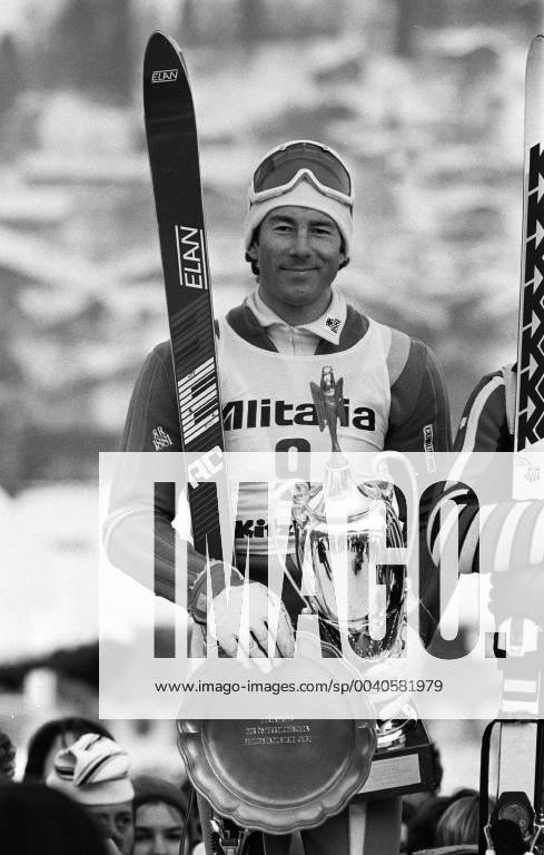 SKI ALPIN SAISON 1981 1982 Weltcup Kitzbuehel: SIEGER STENMARK (Schweden) SKI ALPIN SAISON 1981 1982 Weltcup Kitzbuehel Slalom Herren 17.01.1982 Sieger; Ingemar STENMARK (Schweden) bei der Siegerehrung Kitzbuehel Oesterreich