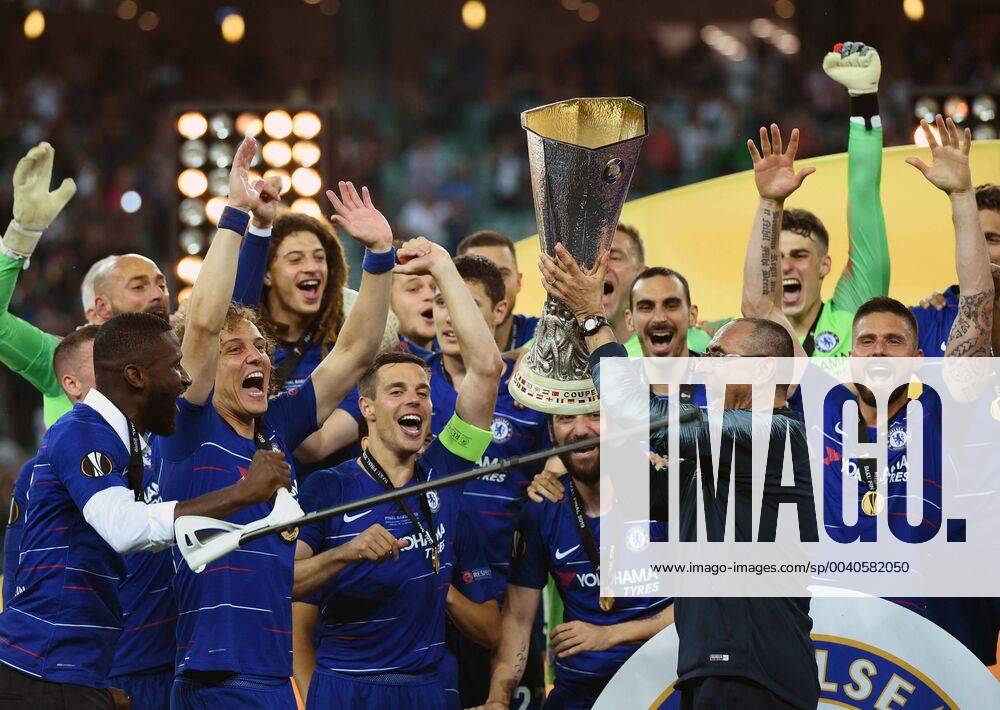 KW22 (190530) -- BAKU, May 30, 2019 -- Chelsea s manager Maurizio Sarri (R, front) and players of Chelsea celebrate with the trophy after the UEFA Europa League final match between Chelsea and Arsenal in Baku, Azerbaijan, May 29, 2019. Chelsea won 4-1. ) (SP)AZERBAIJAN-BAKU-FOOTBALL-UEFA-EUROPA LEAGUE-FINAL TofikxBabayev
