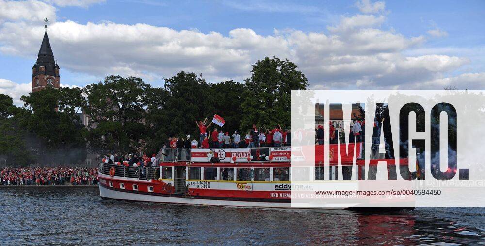 KW22 Fussball, Herren, Saison 2018 2019, 2. Bundesliga, 1. FC Union Berlin, Feierlichkeiten zwei Tage nach dem Aufstieg in die 1. Bundesliga, Fahrt mit dem Dampfer Viktoria von der East Side Gallery in Friedrichshain zum Luisenhain in der Köpenicker Altstadt, im Bild: Ankunft in der Altstadt Köpenick, Tausende Fans stehen am Ufer, 29.05. 2019,