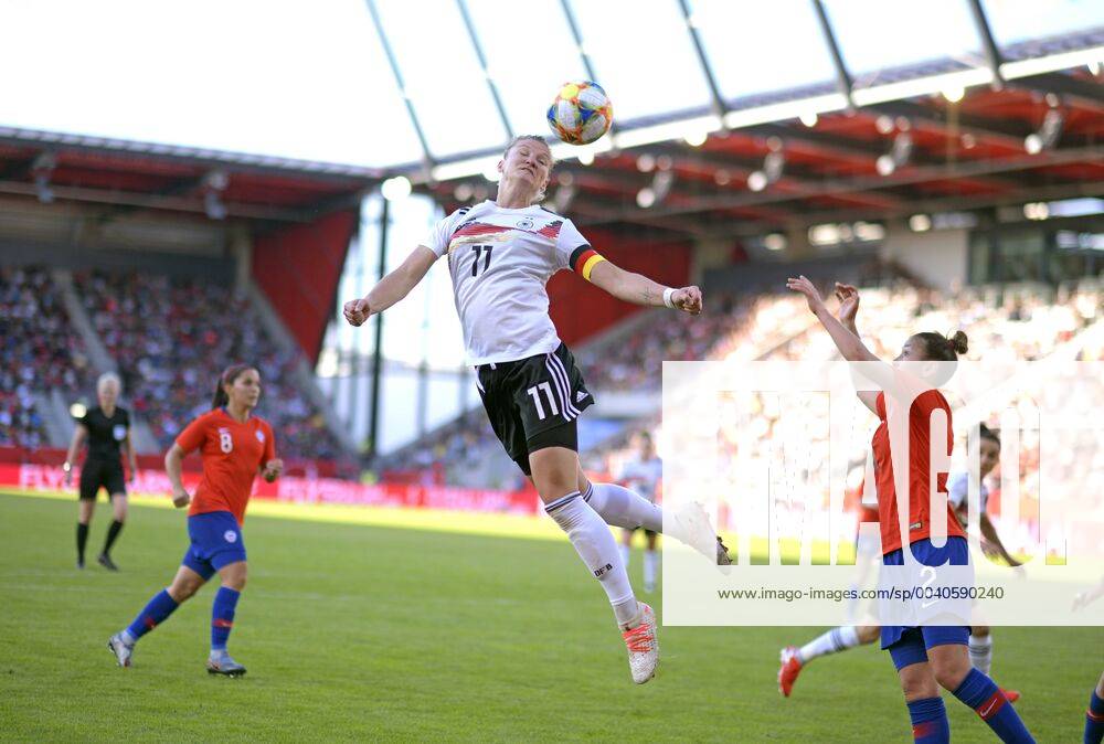 Fussball Frauen-Nationalmannschaft, Freundschaftsspiel, Deutschland - Chile, in der Continental-Arena Regensburg, Alexandra Popp (Deutschland) steigt zum Kopfball hoch.
