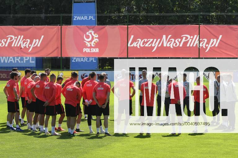 WARSZAWA 31.05.2019 TRENING REPREZENTACJI POLSKI --- POLISH FOOTBALL national team, Nationalteam TRAINING SESSION IN WARSAW ODPRAWA PRZED TRENINGIEM FOT. MACIEJ BIALY FOTOPYK NEWSPIX.PL --- Newspix.pl 190531BIA012