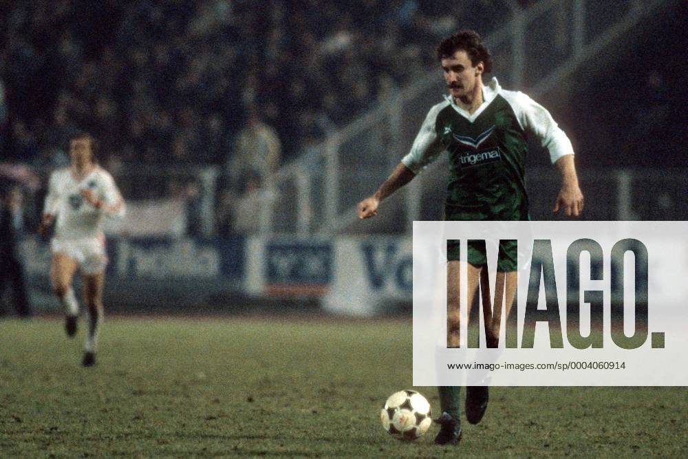 Rudi Völler (Bremen) Fußball 1. BL Herren DEUTSCHSPRACHIGE SPORTZEITSCHRIFTEN UND -ZEITUNGEN NUR NACH RÜCKSPRACHE 1984 1985 Einzelbild Hamburg Dynamik,