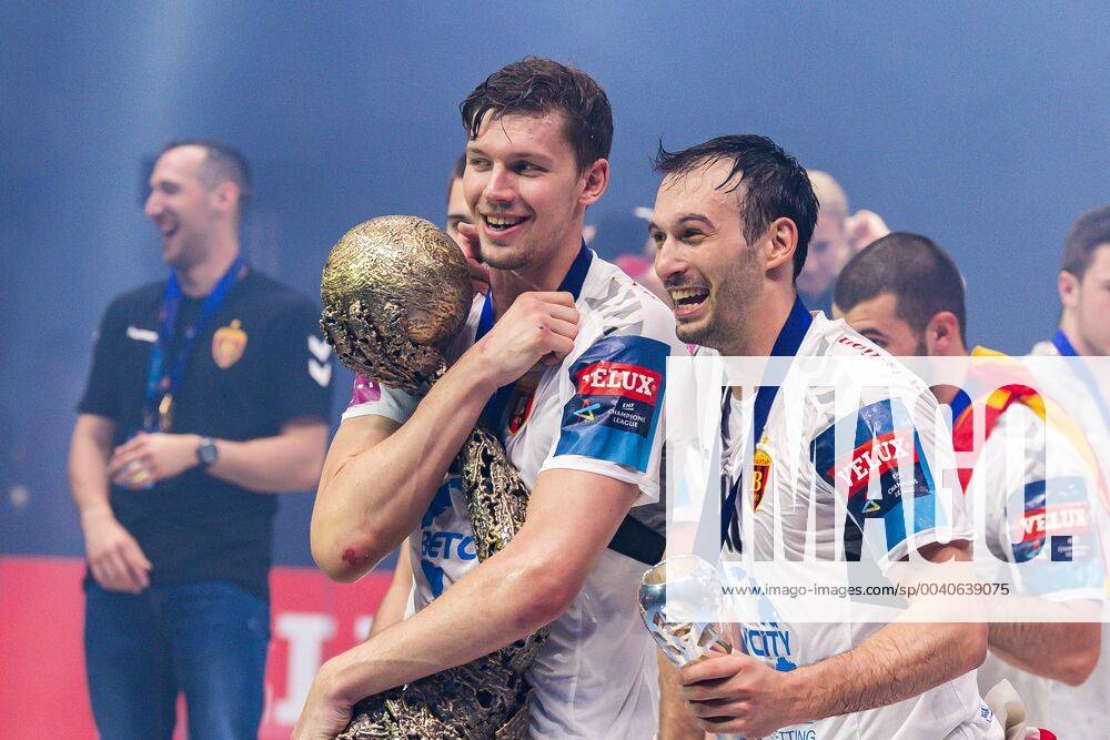KW22 Köln, Deutschland 02. Juni 2019: Handball - EHF CL Finale - HC Vardar Skopje vs. Telekom Veszprem Christian Dissinger (HC Vardar), Igor Karacic (HC Vardar) mit dem Pokal Köln Lanxess Arena Deutschland