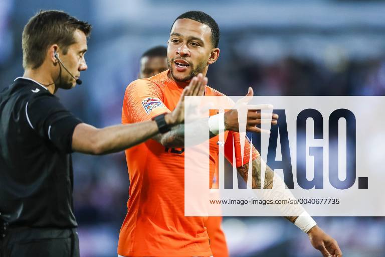 GUIMARAES, 06-06-2019, Estadio D. Afonso Henriques , UEFA Nations League Semi Final. Netherlands player Memphis Depay talking to referee Clement Turpin during the game Netherlands - England Netherlands - England x3610811x