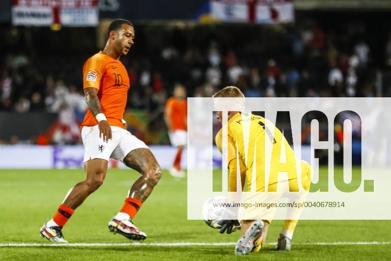 GUIMARAES, 06-06-2019, Estadio D. Afonso Henriques , UEFA Nations League Semi Final. Netherlands player Memphis Depay bumping up to England goalkeeper Jordan Pickford during the game Netherlands - England Netherlands - England x3611427x