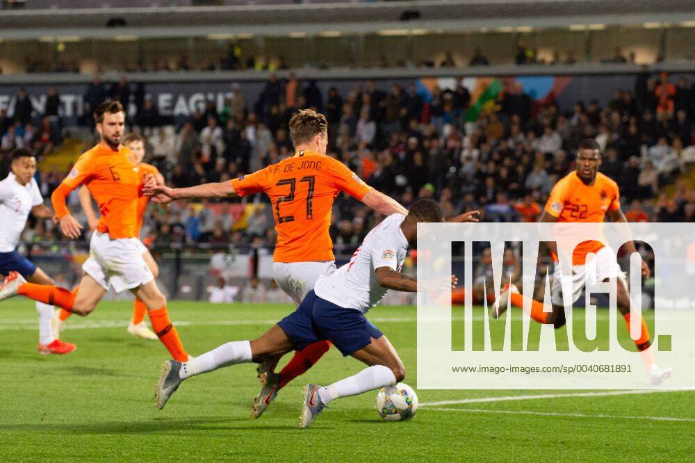 Guimares, Portugal - Raheem Sterling of England doesn t get a penalty during the UEFA Nations League match between Netherlands and England at Estadio D. Afonso Henriques, Guimaro£es, Portugal on Thursday 6th June 2019. Netherlands v England - UEFA Nations League Semi-Final - ZUMAn230 20190606_zaa_n230_678