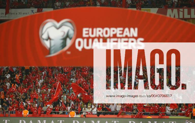 Fußball, EM Quali, Türkei - Frankreich Fans of Turkey during the Euro 2020 football qualification match between Turkey and France at the Buyuksehir Belediyesi stadium in Konya, on June 8, 2019.