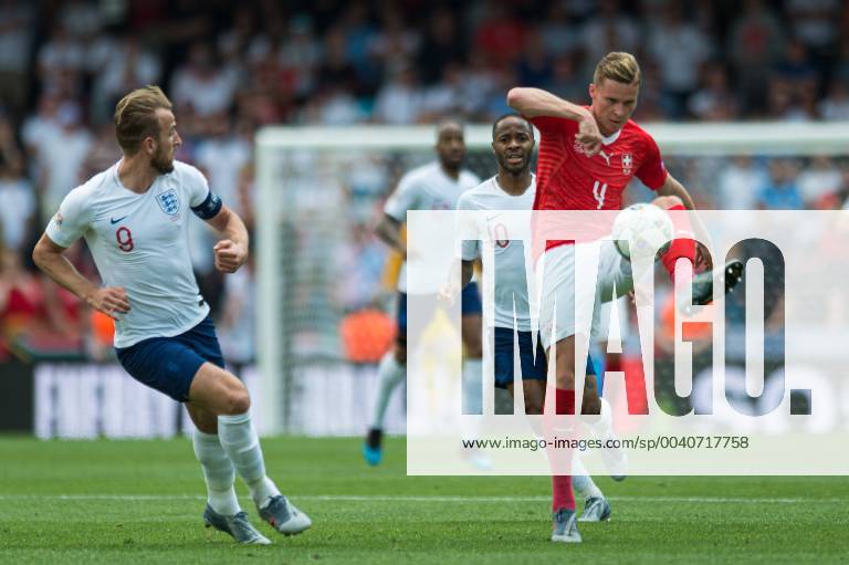 Guimaraes, Portugal, 09.06.2019, UEFA Nations League, 3. Platz, Schweiz - England, Harry Kane (England) and Nico Elvedi (Switzerland) battle for the ball ( Defodi-09-531-002166