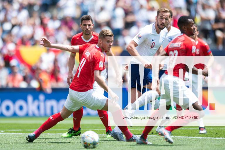 Guimaraes, Portugal, 09.06.2019, UEFA Nations League, 3. Platz, Schweiz - England, Nico Elvedi (Switzerland), Harry Kane (England) and Edimilson Fernandes (Switzerland) battle for the ball ( Defodi-09-531-002170