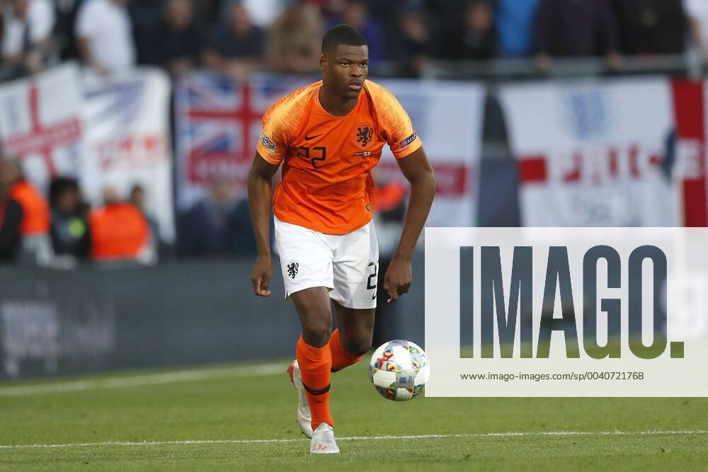 GUIMARAES, 06-06-2019, Estadio D. Afonso Henriques , UEFA Nations League Semi Final. Netherlands player Denzel Dumfries on the ball during the game Netherlands - England 3-1. Netherlands - England x3634866x
