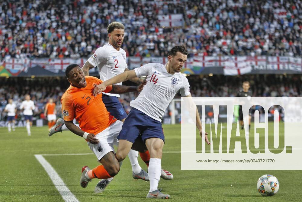 GUIMARAES, 06-06-2019, Estadio D. Afonso Henriques , UEFA Nations League Semi Final. Netherlands player Steven Bergwijn (L) and England player Kyle Walker (C) and England player Ben Chilwell (R) during the game Netherlands - England 3-1. Netherlands - England x3634868x