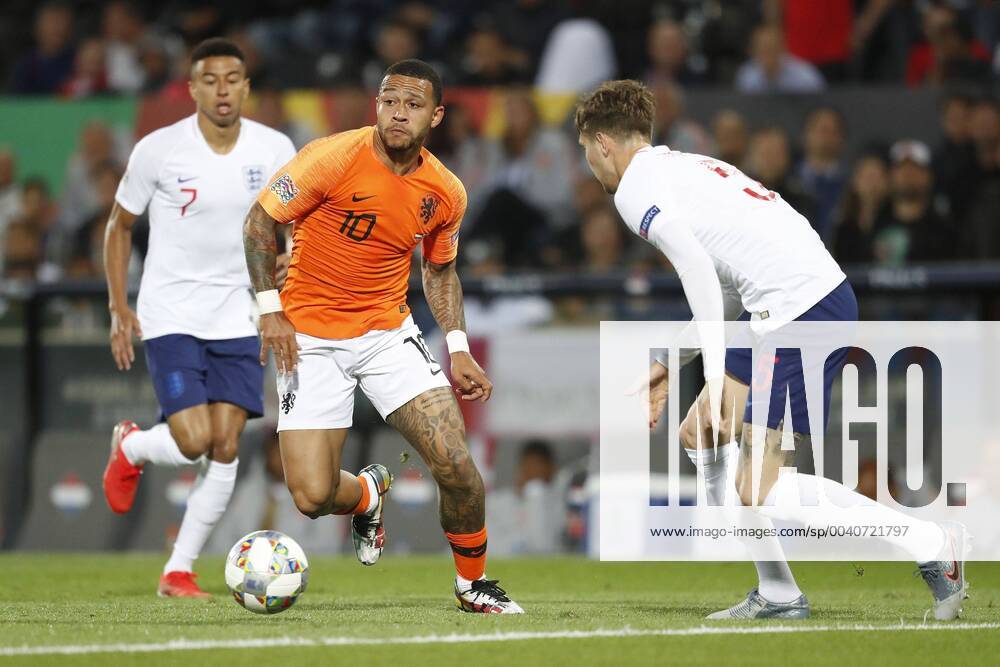 GUIMARAES, 06-06-2019, Estadio D. Afonso Henriques , UEFA Nations League Semi Final. Netherlands player Memphis Depay (C) and England player Jesse Lingard (L) and England player John Stones (R) during the game Netherlands - England 3-1. Netherlands - England x3634870x
