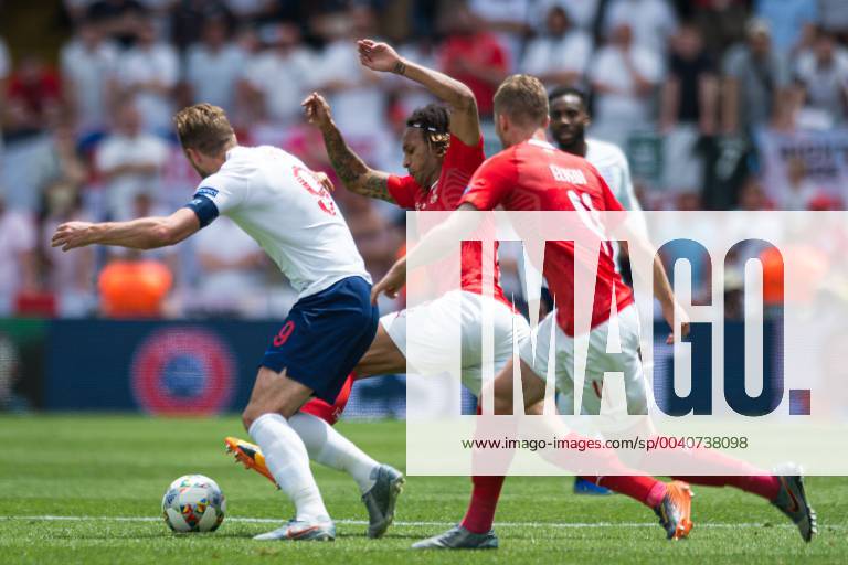 Guimaraes, Portugal, 09.06.2019, UEFA Nations League, 3. Platz, Schweiz - England, Harry Kane (England), Kevin Mbabu (Switzerland) and Nico Elvedi (Switzerland) battle for the ball ( Defodi-09-531-002561