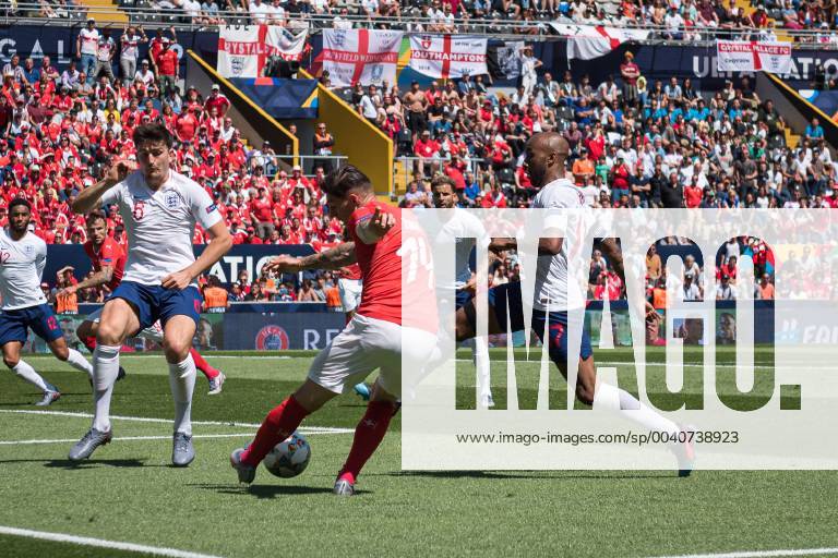 Guimaraes, Portugal, 09.06.2019, UEFA Nations League, 3. Platz, Schweiz - England, Harry Maguire (England), Steven Zuber (Switzerland) and Fabian Delph (England) battle for the ball ( Defodi-09-531-002643